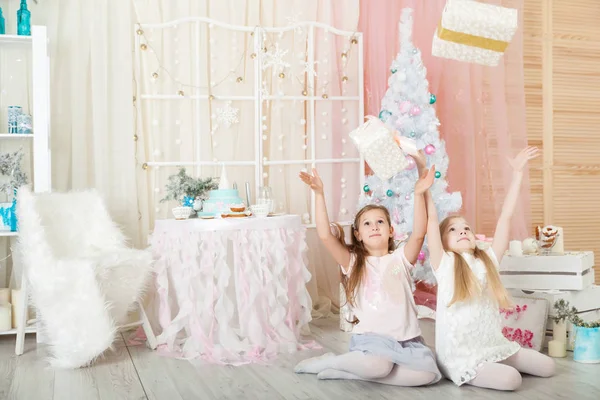 Meninas Estúdio Natal Decorado Cores Pastel — Fotografia de Stock