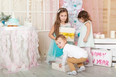 Çocuklar Noel süslemeli bir stüdyoda pastel renklerle