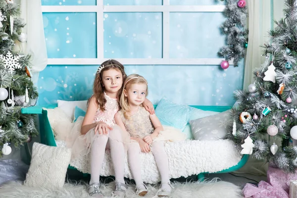 Две Девушки Новогодней Студии Пастельных Тонах — стоковое фото