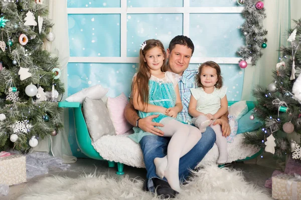 Két Nővér Egy Apa Egy Fiatal Anya Egy Karácsonyi Díszítésű — Stock Fotó