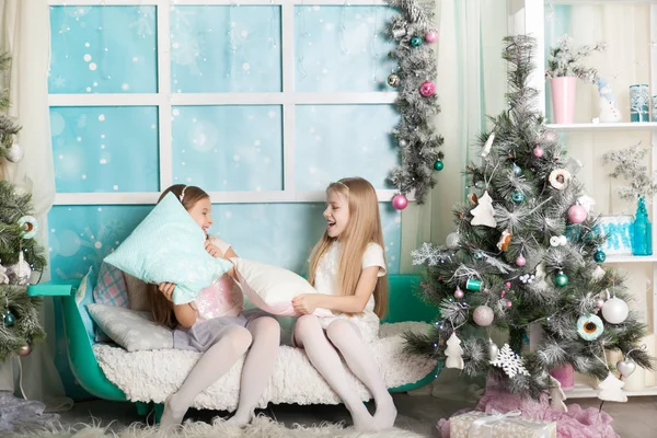 Zwei Mädchen Einem Weihnachtlich Dekorierten Studio Pastellfarben — Stockfoto