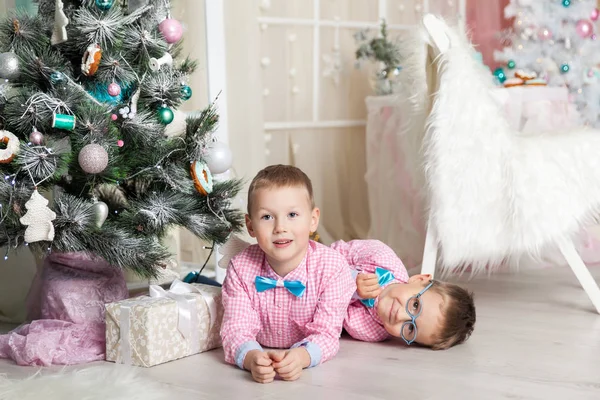 Two Brothers Christmas Decorated Studio Pastel Colors — Stok Foto