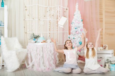 Bir Noel kızlarda studio pastel renklerde dekore edilmiştir.