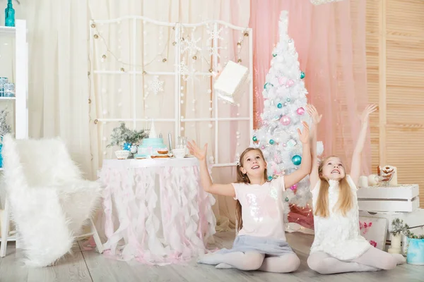 Meninas Estúdio Natal Decorado Cores Pastel — Fotografia de Stock