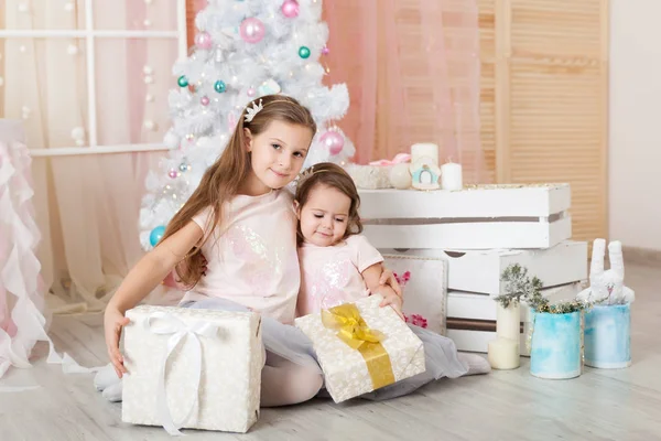 Duas Irmãs Estúdio Natal Decorado Cores Pastel — Fotografia de Stock