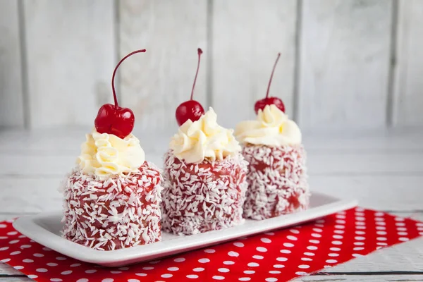 Bolinhos Vermelhos Com Creme Chicoteado Batatas Fritas Cereja Coco Tecido — Fotografia de Stock