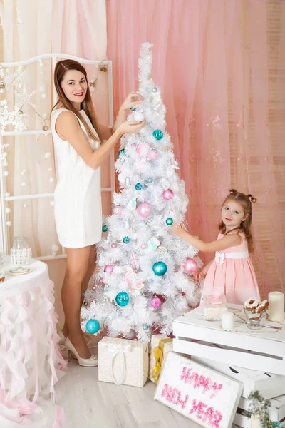 Mãe Filha Estúdio Natal Decorado Cores Pastel — Fotografia de Stock