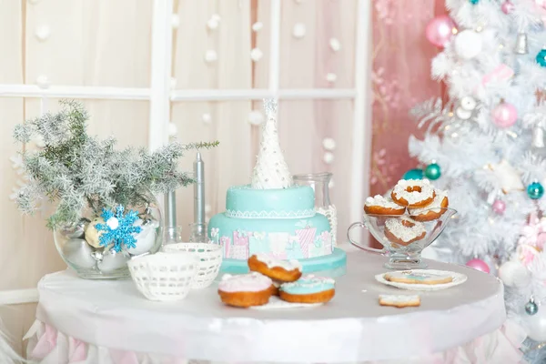 Pastel renklerle süslenmiş bir Noel stüdyosu.