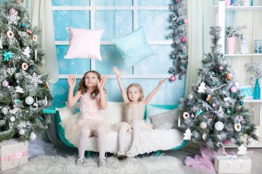 Bir Noel'de iki kız studio pastel renklerde dekore edilmiştir.