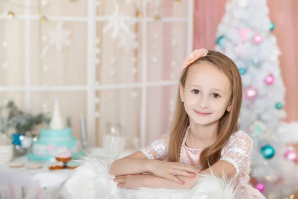 Sevimli Kız Bir Noel Studio Pastel Renklerde Dekore Edilmiştir — Stok fotoğraf