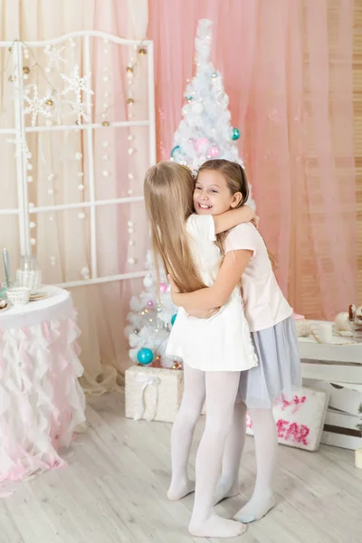 Bir Noel Kızlarda Studio Pastel Renklerde Dekore Edilmiştir — Stok fotoğraf