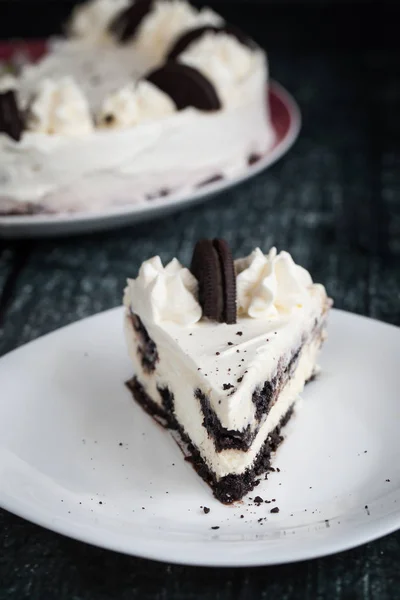 Krämig Cheesecake Med Choklad Svartvita Kakor Mörk Bakgrund — Stockfoto