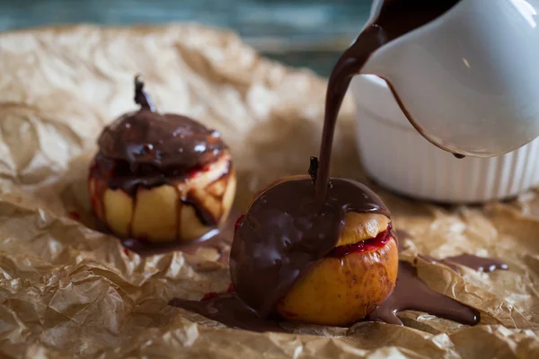 ダークウッドの背景にチョコレートを注ぐクルミとラズベリーと赤焼きリンゴ 冬のデザート — ストック写真