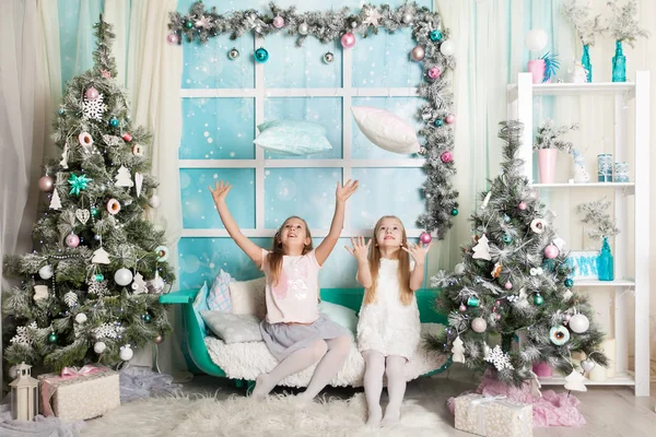 Duas Meninas Estúdio Natal Decorado Cores Pastel — Fotografia de Stock