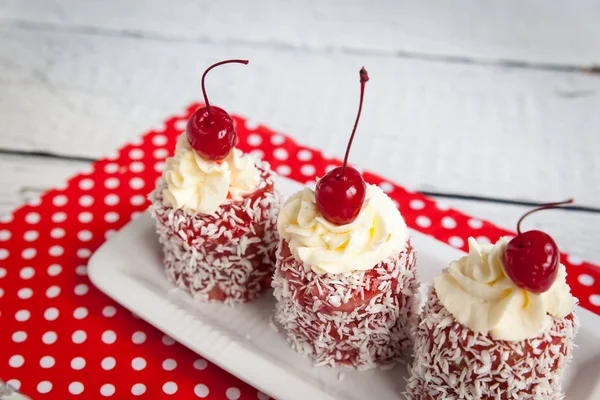 Torte Rosse Con Panna Montata Patatine Ciliegia Cocco Tessuto Rosso — Foto Stock