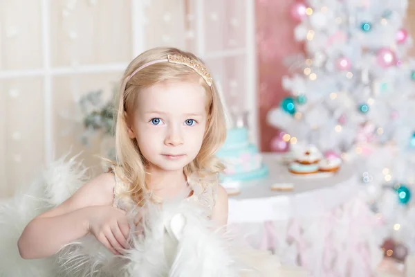 Menina Bonito Estúdio Natal Decorado Cores Pastel — Fotografia de Stock