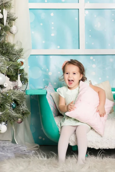 Boldog Lány Egy Karácsonyi Díszített Stúdióban Pasztell Színekben — Stock Fotó