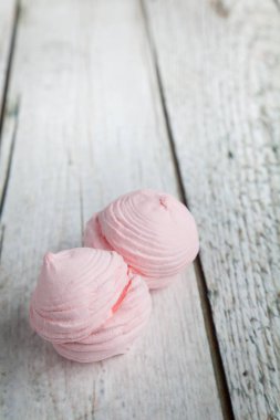 Zephyr ya da lokum, açık ahşap bir masada.