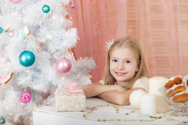 Sevimli Kız Bir Noel Studio Pastel Renklerde Dekore Edilmiştir — Stok fotoğraf