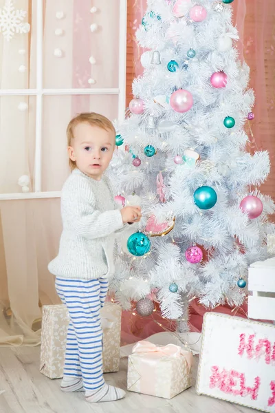 Pastel Renklerle Donatılmış Bir Noel Stüdyosunda Küçük Bir Çocuk — Stok fotoğraf