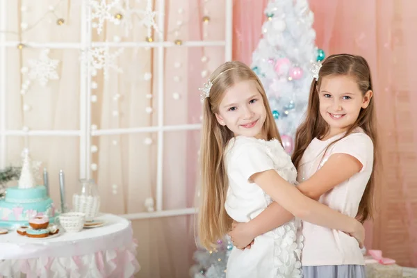 Meninas Estúdio Natal Decorado Cores Pastel — Fotografia de Stock