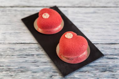 Sevgililer Günü 'nde kadife desenli kırmızı kremalı kalp kekleri.