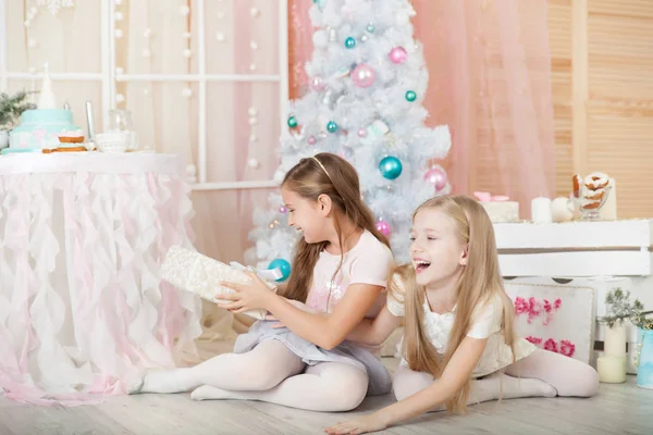 Meninas Estúdio Natal Decorado Cores Pastel — Fotografia de Stock