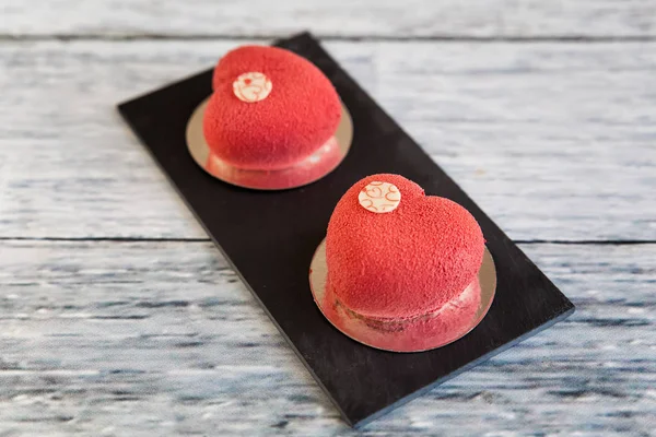 Sevgililer Günü 'nde kadife desenli kırmızı kremalı kalp kekleri.