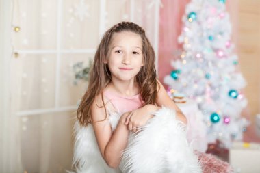 Sevimli kız bir Noel studio pastel renklerde dekore edilmiştir.