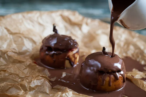 ダークウッドの背景にチョコレートを注ぐクルミとラズベリーと赤焼きリンゴ 冬のデザート — ストック写真