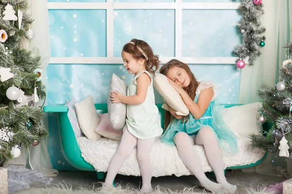 Duas Meninas Estúdio Natal Decorado Cores Pastel — Fotografia de Stock