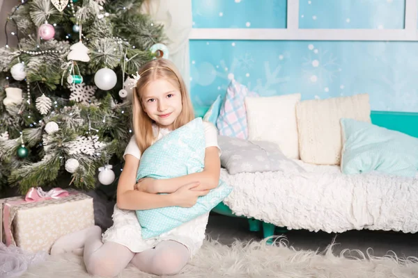 Niedliches Mädchen Einem Weihnachtlich Dekorierten Studio Pastellfarben — Stockfoto
