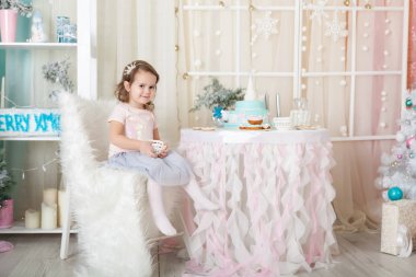 Sevimli kız bir Noel studio pastel renklerde dekore edilmiştir.