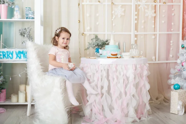 Sevimli kız bir Noel studio pastel renklerde dekore edilmiştir.