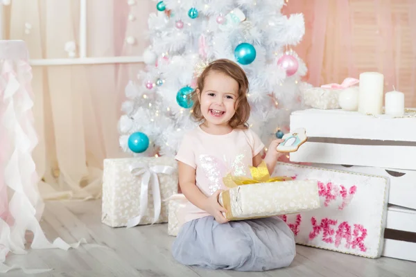 Χαριτωμένο Κορίτσι Ένα Χριστουγεννιάτικο Διακοσμημένα Στούντιο Παστέλ Χρώματα — Φωτογραφία Αρχείου