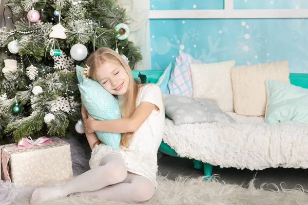 Menina Bonito Estúdio Natal Decorado Cores Pastel — Fotografia de Stock