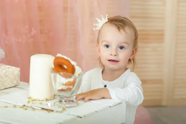 Pastel Renklerle Donatılmış Bir Noel Stüdyosunda Küçük Bir Çocuk — Stok fotoğraf