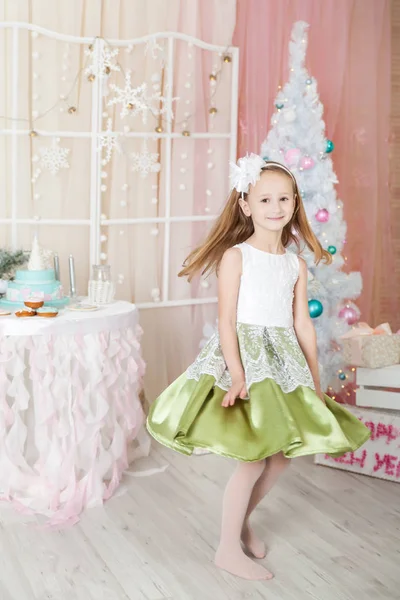 Aranyos Lány Karácsonyi Stúdió Pasztellszínekkel Díszített — Stock Fotó