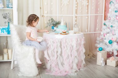 Sevimli kız bir Noel studio pastel renklerde dekore edilmiştir.