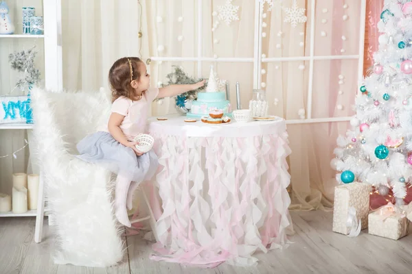 Sevimli kız bir Noel studio pastel renklerde dekore edilmiştir.