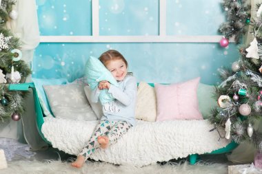 Sevimli kız bir Noel süsleri