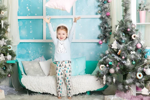 Menina bonito em uma decoração de Natal — Fotografia de Stock