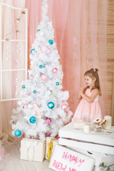 Menina bonito em uma decoração de Natal — Fotografia de Stock