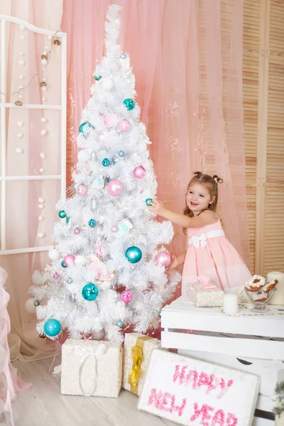 Menina bonito em uma decoração de Natal — Fotografia de Stock