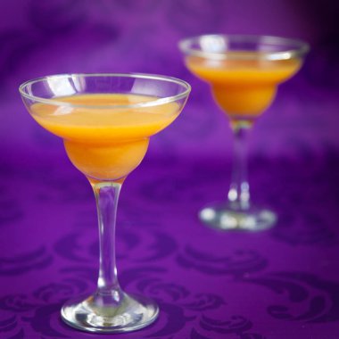 Şeftali jöleli canlı mor zemin üzerine