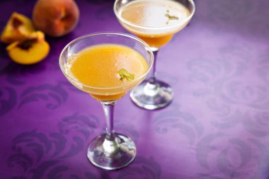 Şeftali jöleli canlı mor zemin üzerine