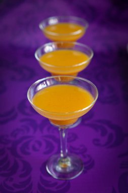 Şeftali jöleli canlı mor zemin üzerine