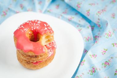 Puf cronuts pembe sır ile
