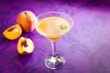 Şeftali jöleli canlı mor zemin üzerine