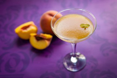 Şeftali jöleli canlı mor zemin üzerine